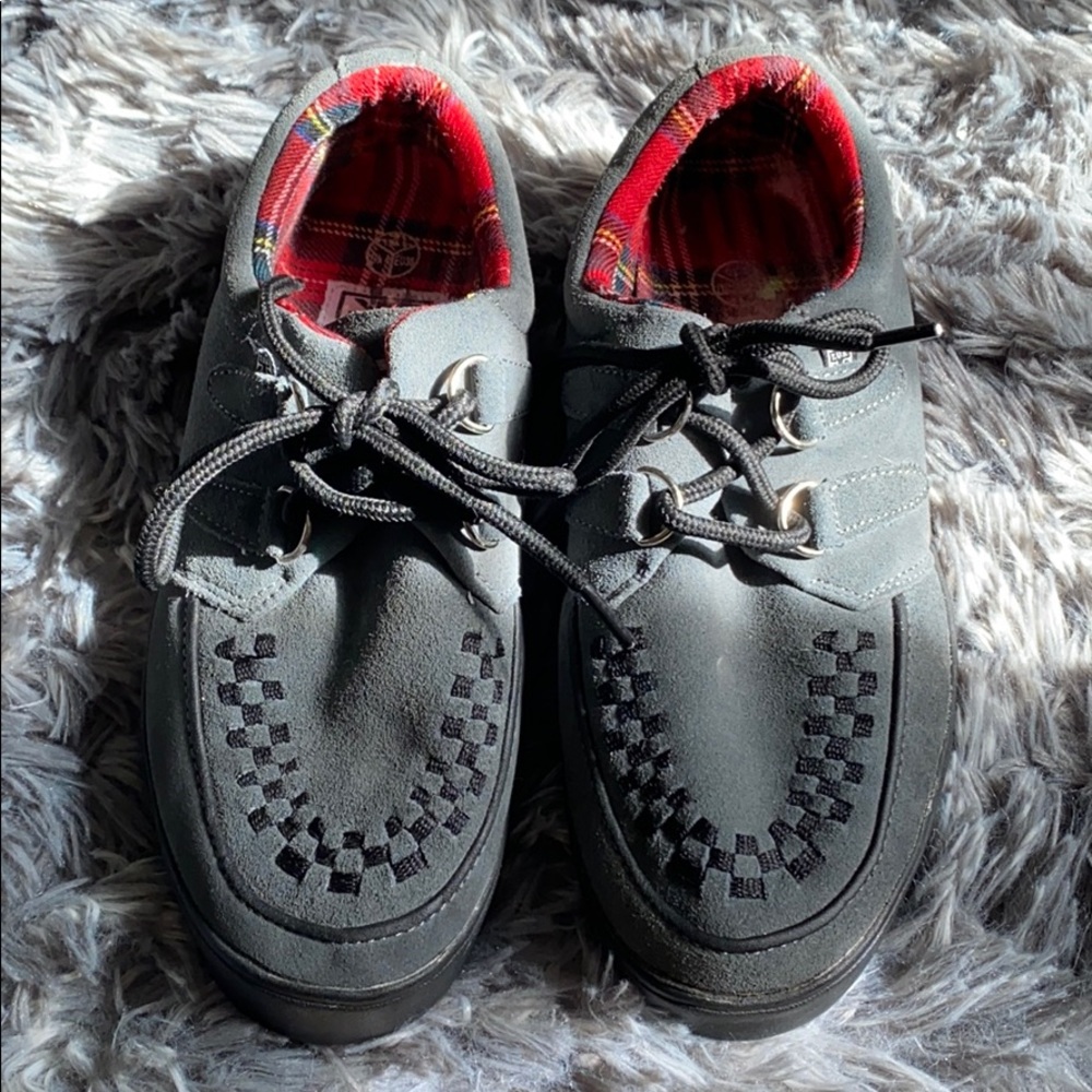 Grey Tuck sneakers. Men’s 5. Woman’s 7